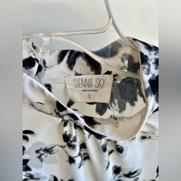 Blouse Size Small - Sleeveless White and Black Floral Pattern Sienna Sky - Picture 4 of 4